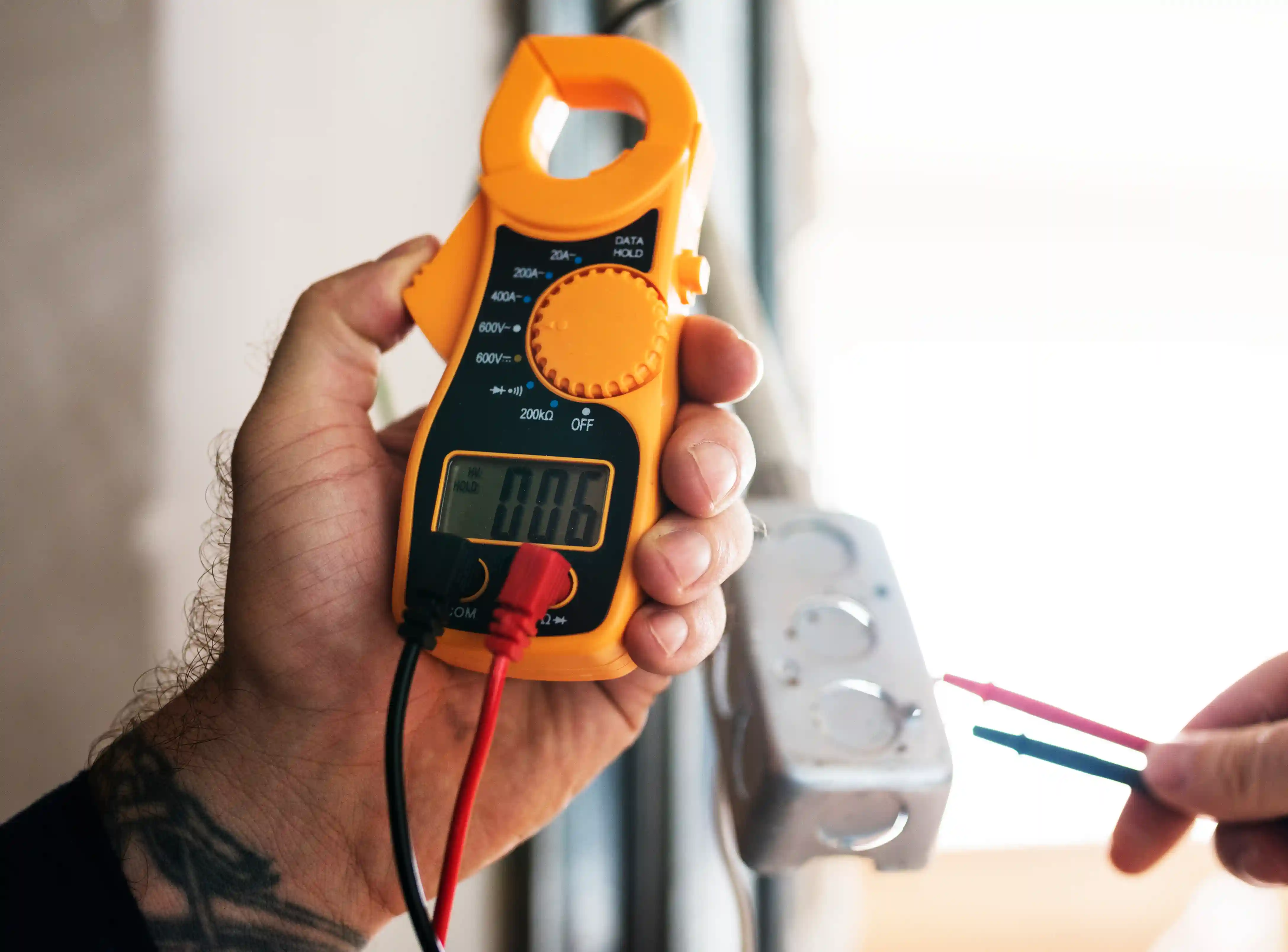 Elektriker bei der Arbeit